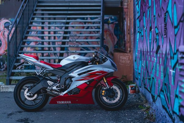 Comment débrider une Yamaha yzf r125 ?