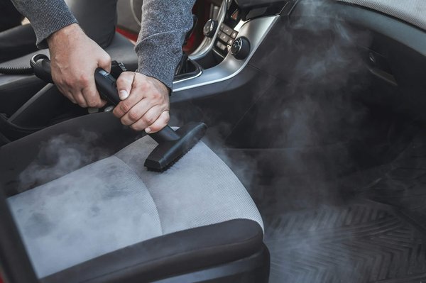 Humidité voiture : causes, conséquences et solutions