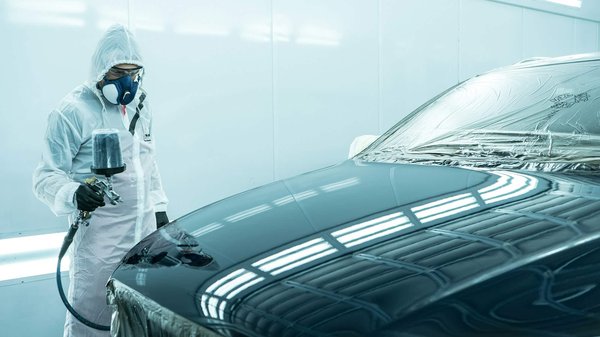 Art de repeindre sa voiture : guide complet et avis sur peinturevoiture.com pour réussir